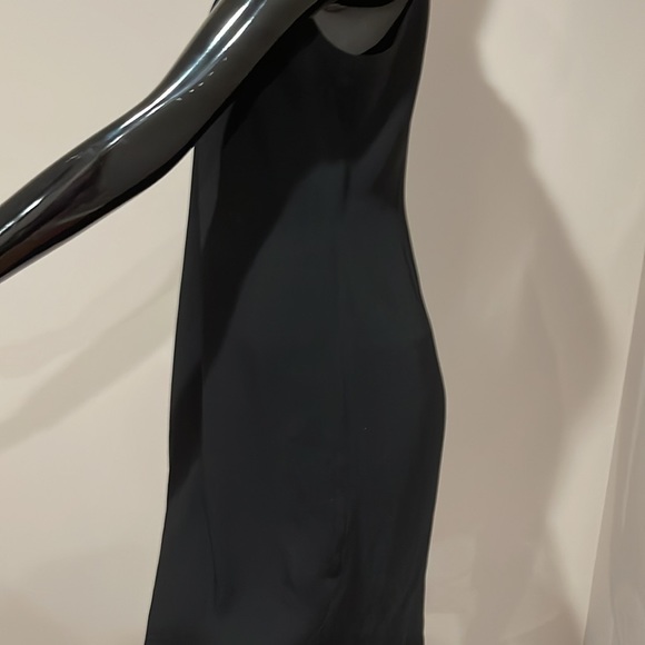 Carmen Marc Valvo
Beaded Halter-Neck Cocktail Dress Ladies Size 6 - Picture 4 of 10